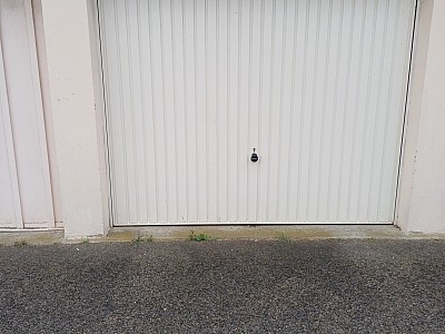 GARAGE A LOUER - BRON - 1 m2 - 80 &euro; charges comprises par mois