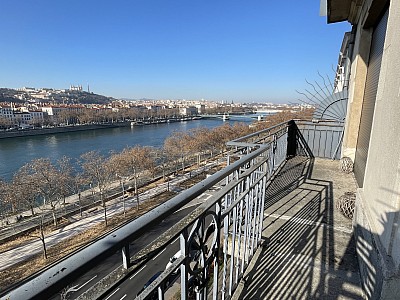 APPARTEMENT T2 A LOUER - LYON 7EME ARRONDISSEMENT - 95,69 m2 - 1410 € charges comprises par mois