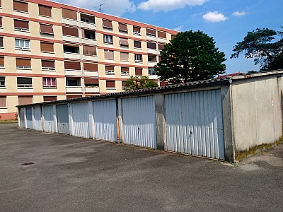 GARAGE A LOUER - STE FOY LES LYON - 10 m2 - 78€ charges comprises par mois
