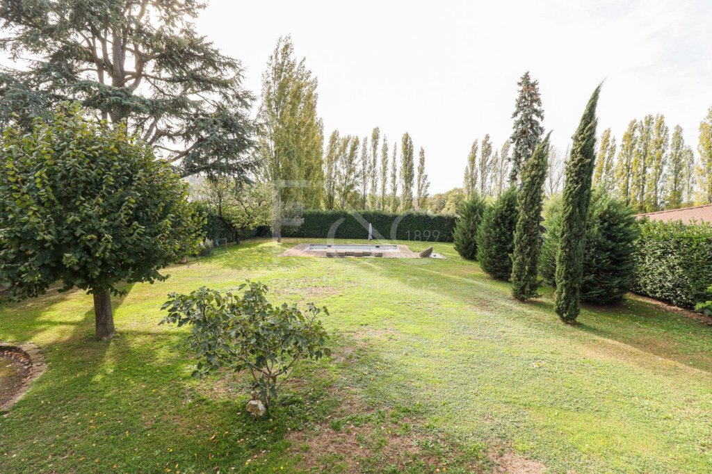 Maison de 232 m² avec piscine sur un parc arboré A VENDRE - PARCIEUX - 232 m2 - 875 000 €