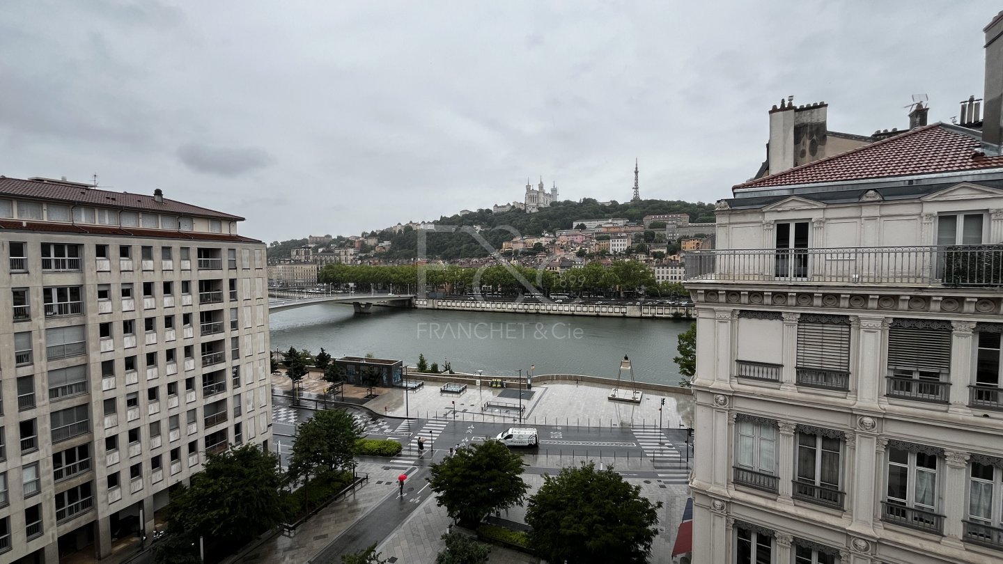 APPARTEMENT T1 A LOUER - LYON 1ER ARRONDISSEMENT - 58.03 m2 - 1 175 &euro; charges comprises par mois