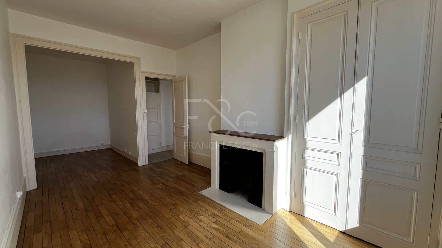 APPARTEMENT T1 A LOUER - LYON 7EME ARRONDISSEMENT - 41.76 m2 - 706 &euro; charges comprises par mois