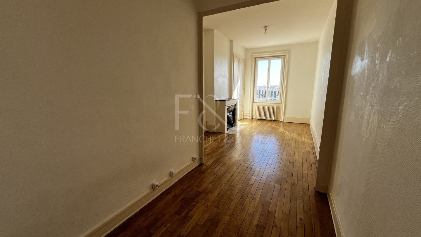 APPARTEMENT T1 A LOUER - LYON 7EME ARRONDISSEMENT - 41.76 m2 - 706 &euro; charges comprises par mois