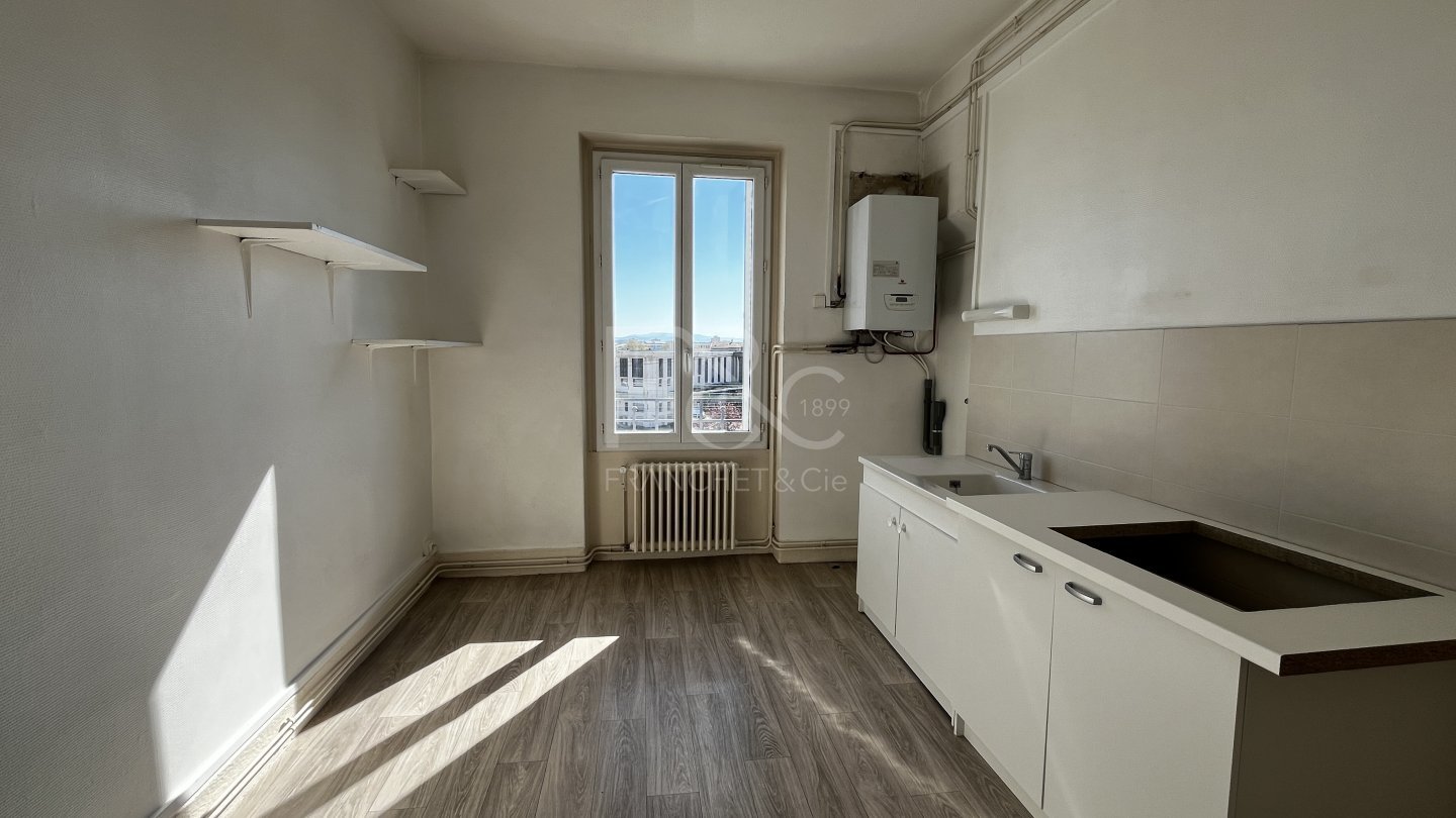 APPARTEMENT T1 A LOUER - LYON 7EME ARRONDISSEMENT - 41.76 m2 - 706 &euro; charges comprises par mois