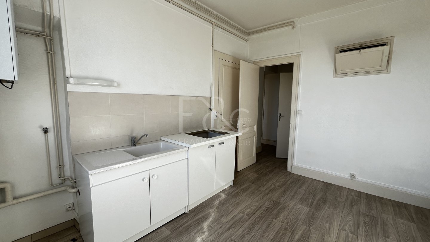 APPARTEMENT T1 A LOUER - LYON 7EME ARRONDISSEMENT - 41.76 m2 - 706 &euro; charges comprises par mois