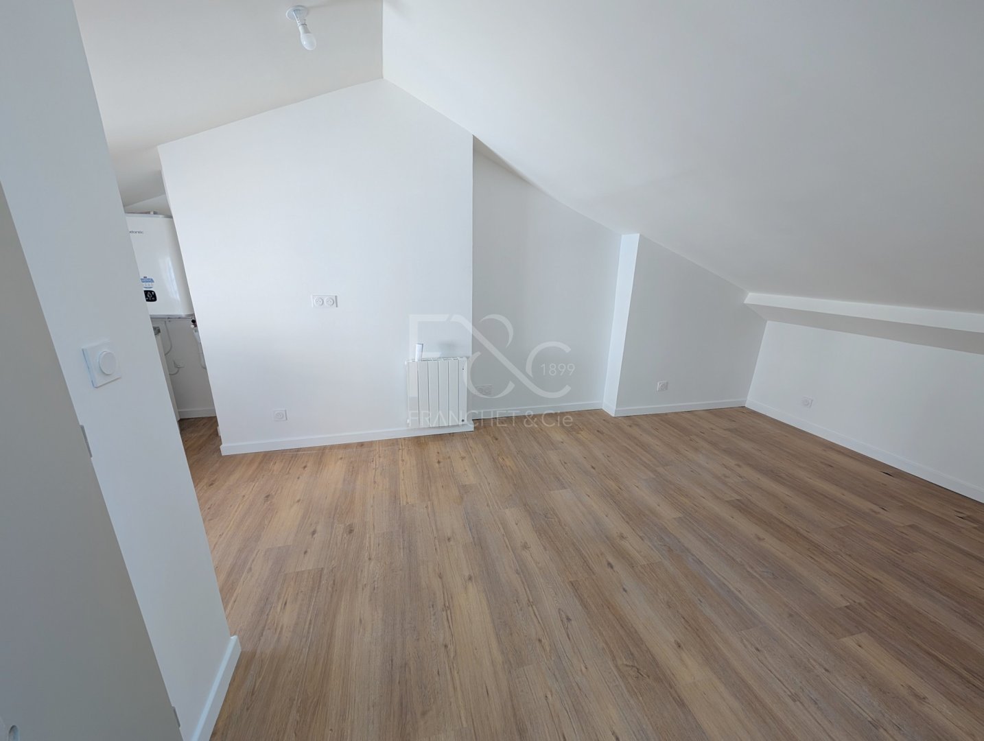 APPARTEMENT T1 A LOUER - LYON 7EME ARRONDISSEMENT - 16.35 m2 - 595€ charges comprises par mois