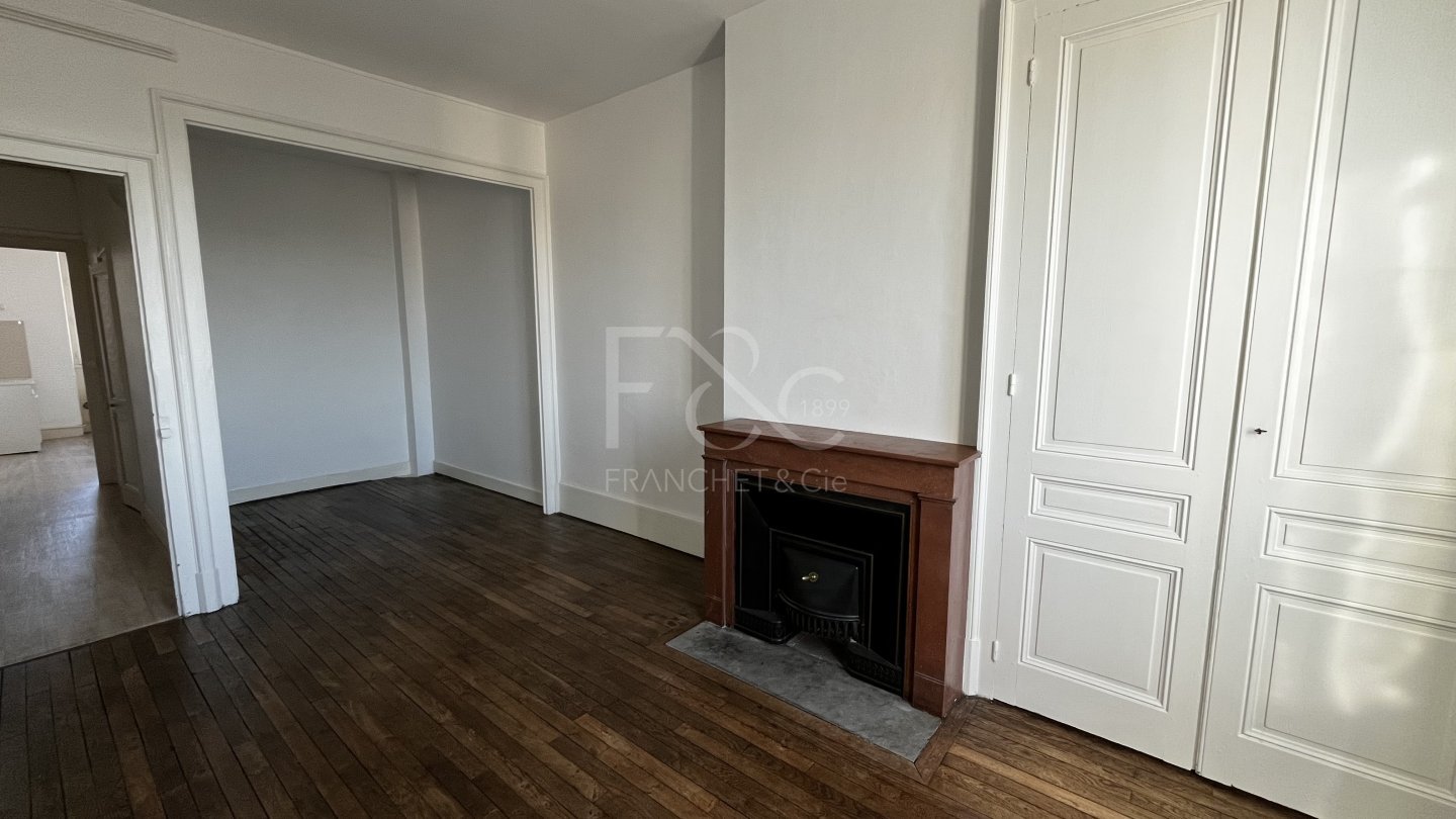 APPARTEMENT T1 A LOUER - LYON 7EME ARRONDISSEMENT - 41.72 m2 - 778€ charges comprises par mois
