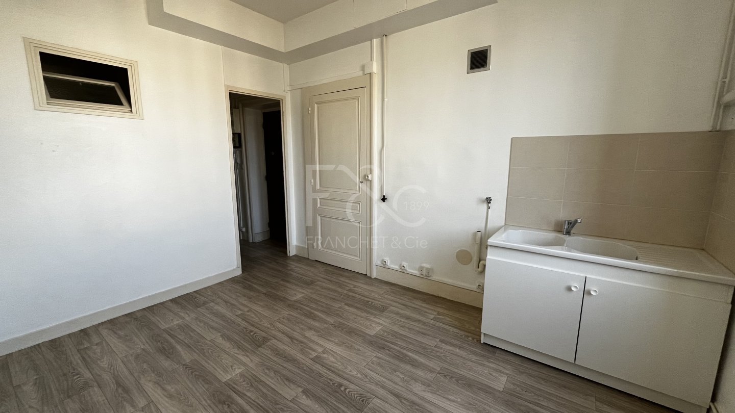 APPARTEMENT T1 A LOUER - LYON 7EME ARRONDISSEMENT - 41.72 m2 - 778€ charges comprises par mois