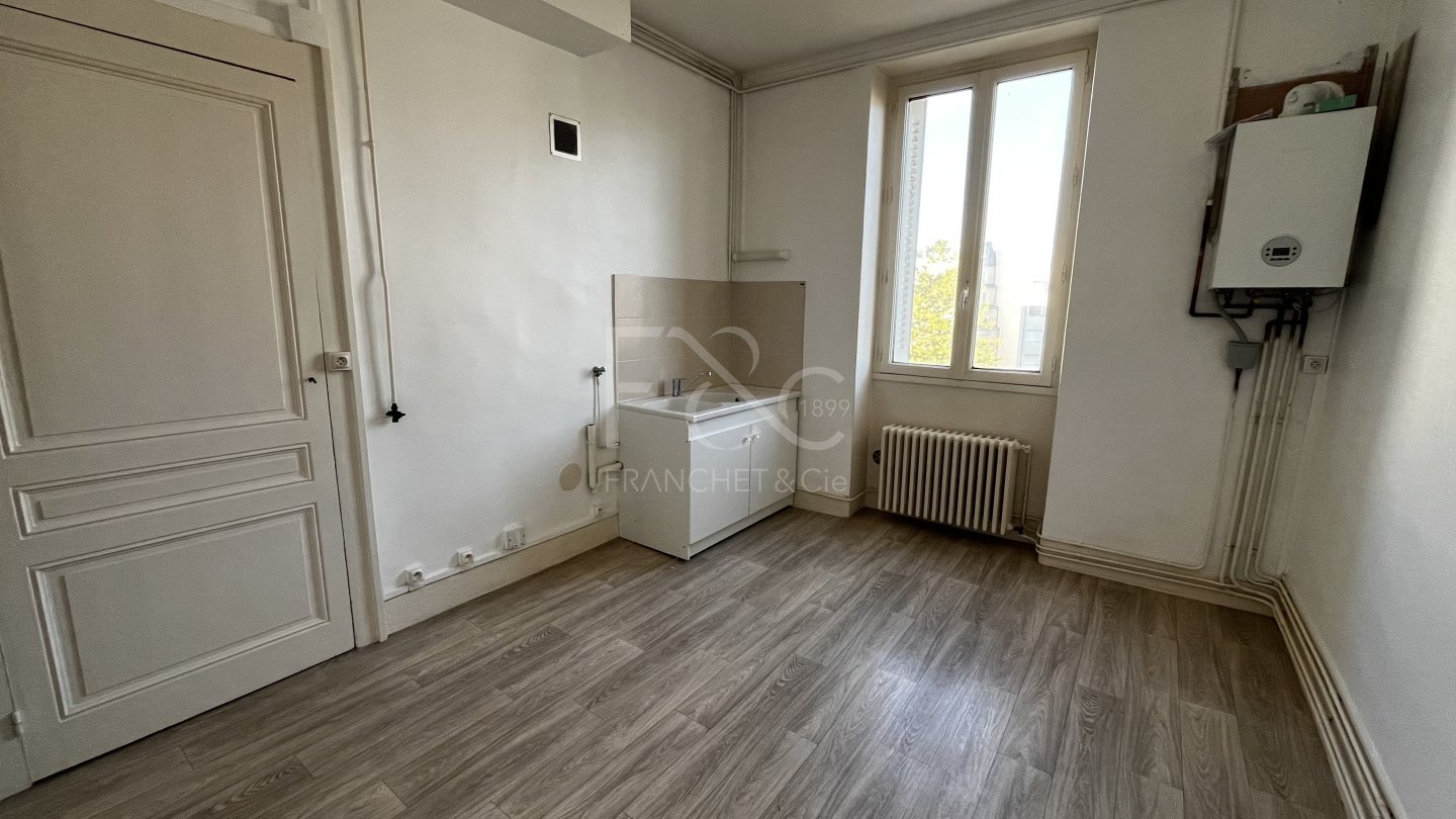 APPARTEMENT T1 A LOUER - LYON 7EME ARRONDISSEMENT - 41.72 m2 - 778€ charges comprises par mois