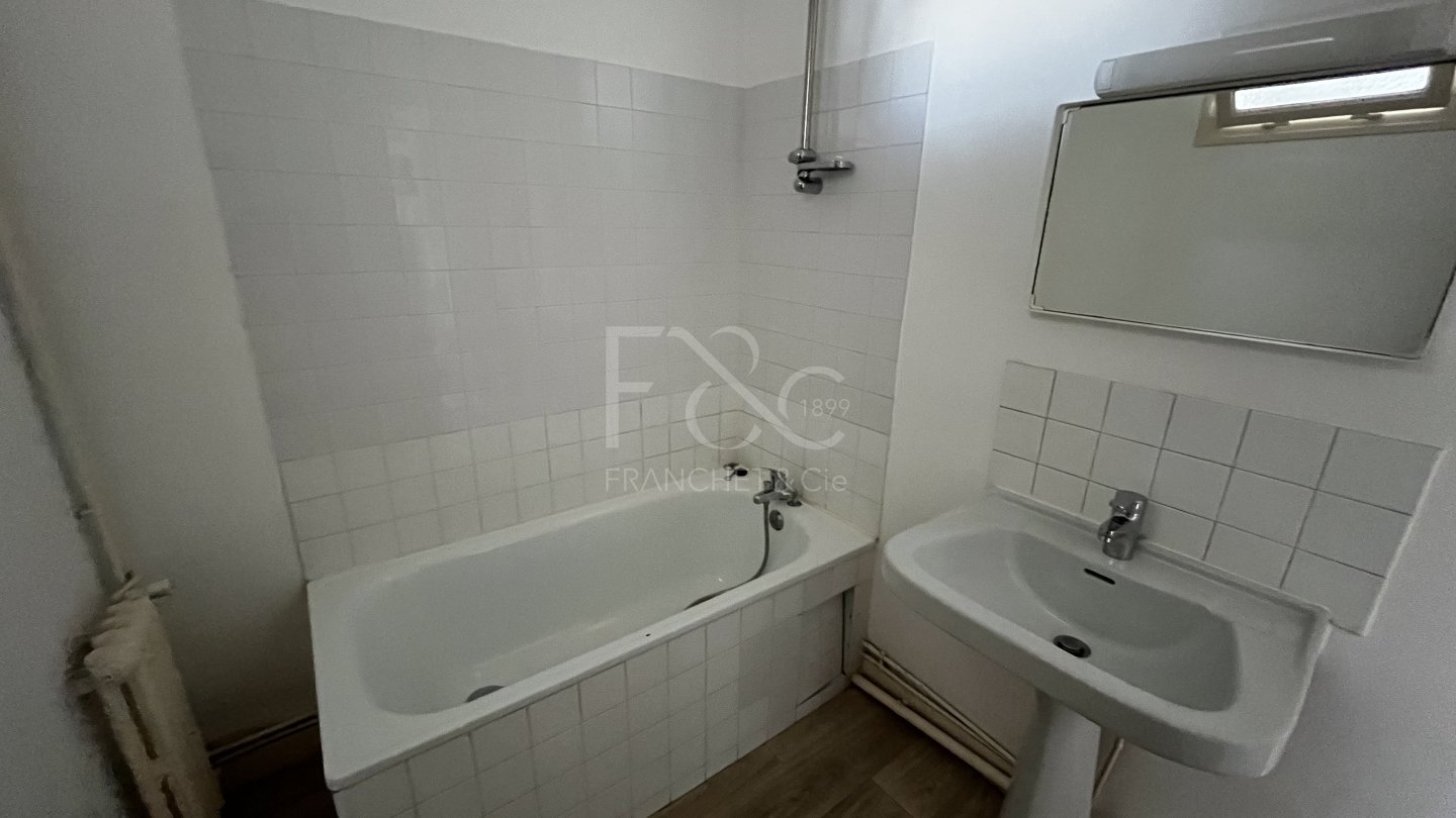 APPARTEMENT T1 A LOUER - LYON 7EME ARRONDISSEMENT - 41.72 m2 - 778€ charges comprises par mois