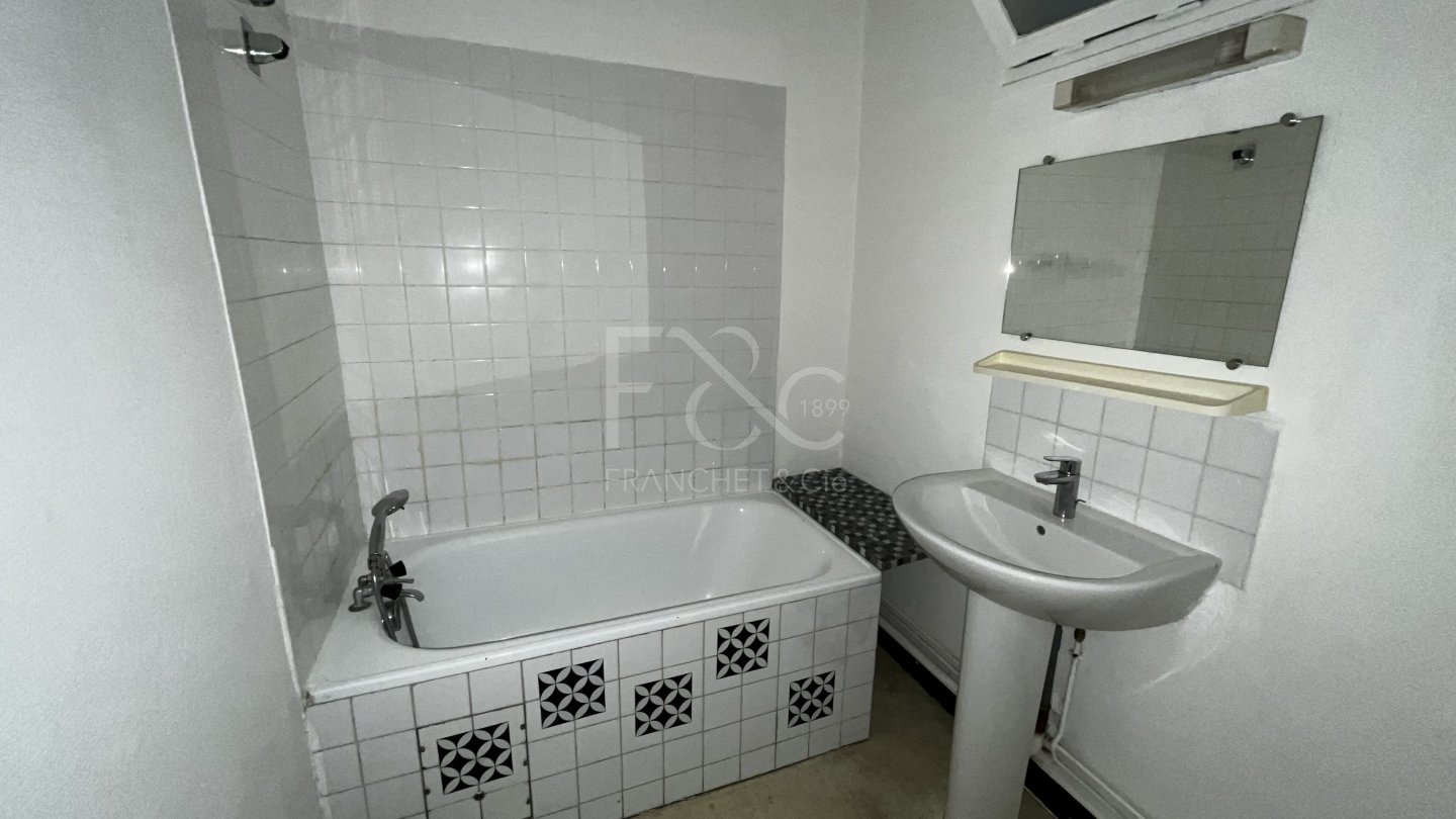 APPARTEMENT T1 A LOUER - LYON 7EME ARRONDISSEMENT - 41.92 m2 - 756�&euro; charges comprises par mois