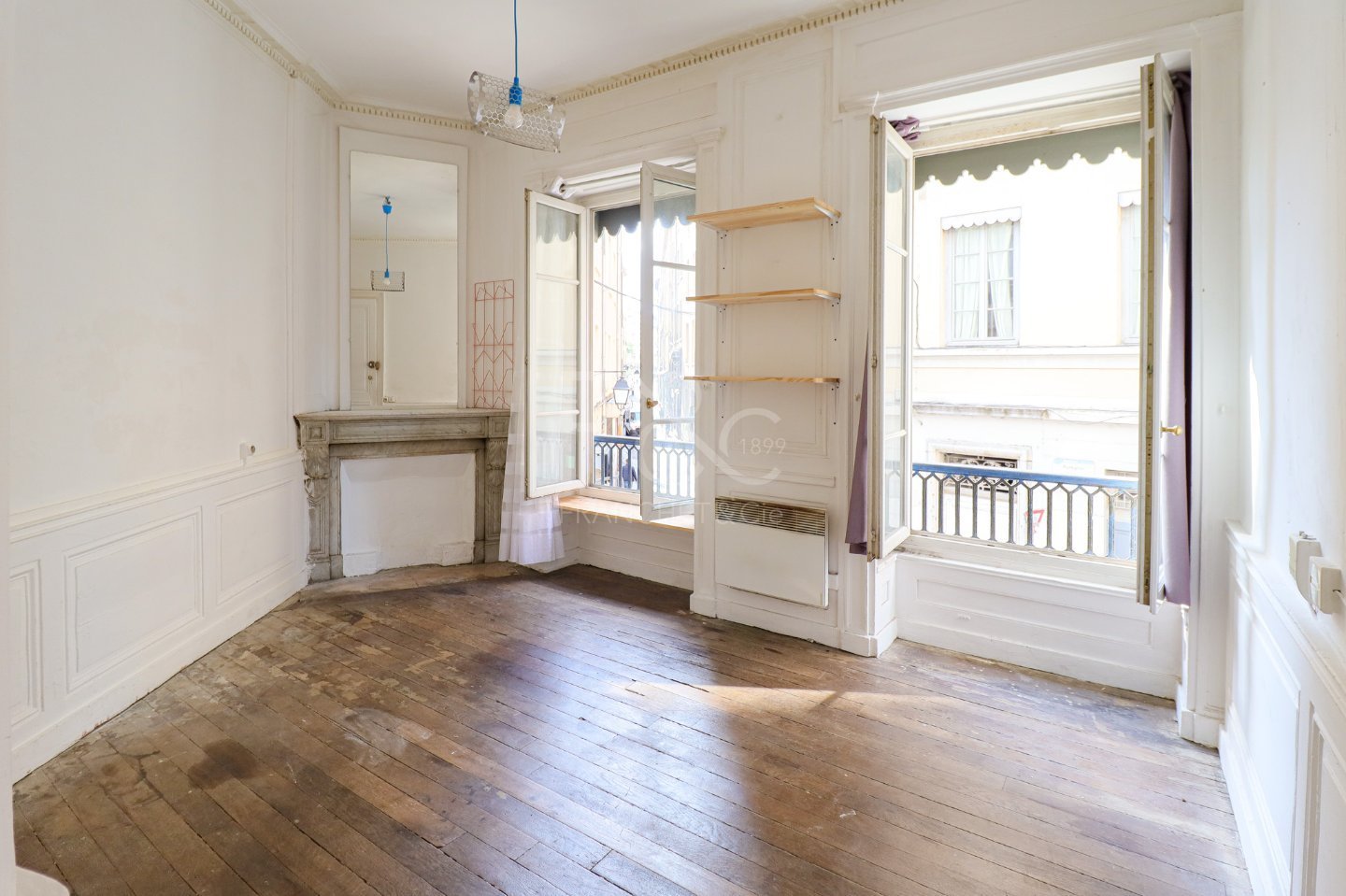 Local commercial avec studio  l tage