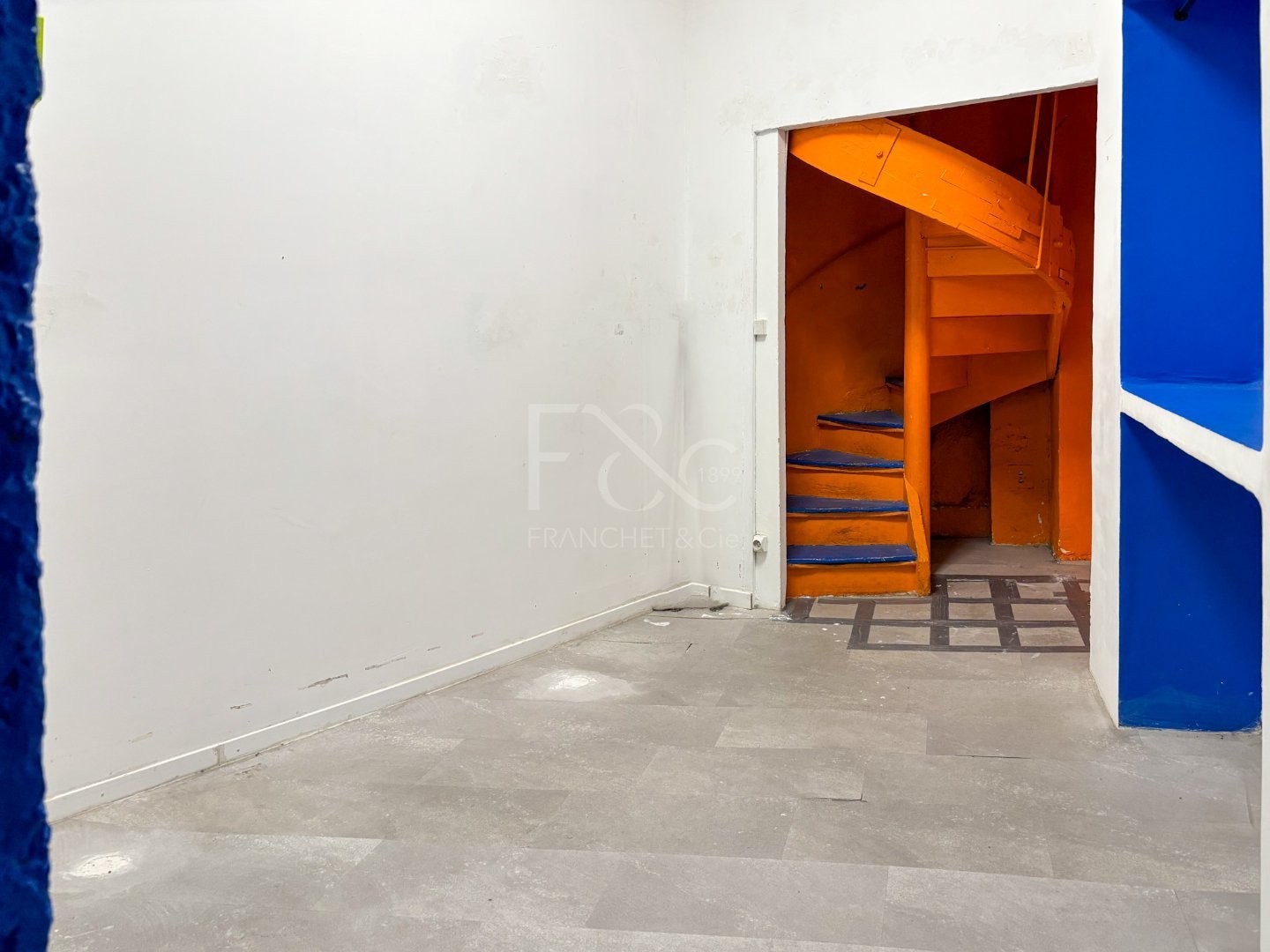 Local commercial avec studio à l étage