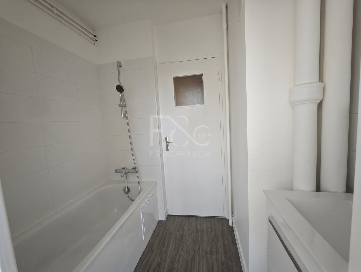 APPARTEMENT T2 A LOUER - DECINES CHARPIEU - 40.87 m2 - 685 &euro; charges comprises par mois