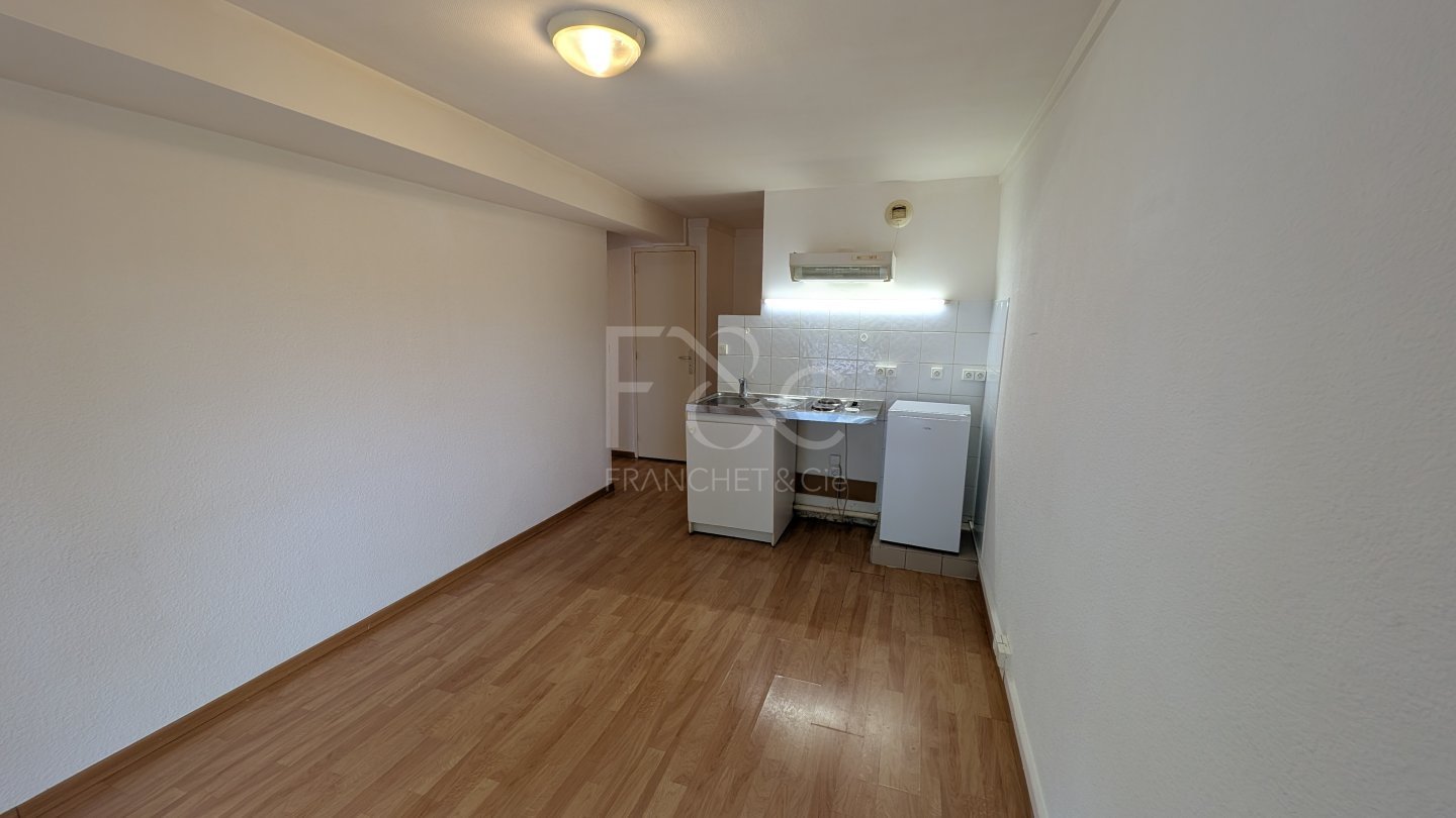 APPARTEMENT T2 A LOUER - GENAS - 33.12 m2 - 661€ charges comprises par mois