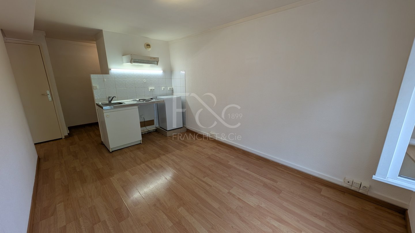 APPARTEMENT T2 A LOUER - GENAS - 33.12 m2 - 661 € charges comprises par mois