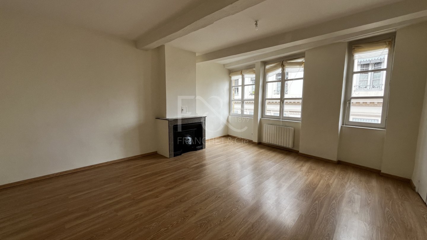 APPARTEMENT T2 A LOUER - LYON 2EME ARRONDISSEMENT Bellecour - 78.89 m2 - 1 169 &euro; charges comprises par mois
