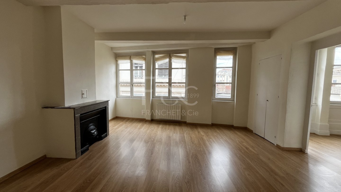 APPARTEMENT T2 A LOUER - LYON 2EME ARRONDISSEMENT Bellecour - 78.89 m2 - 1 169 &euro; charges comprises par mois