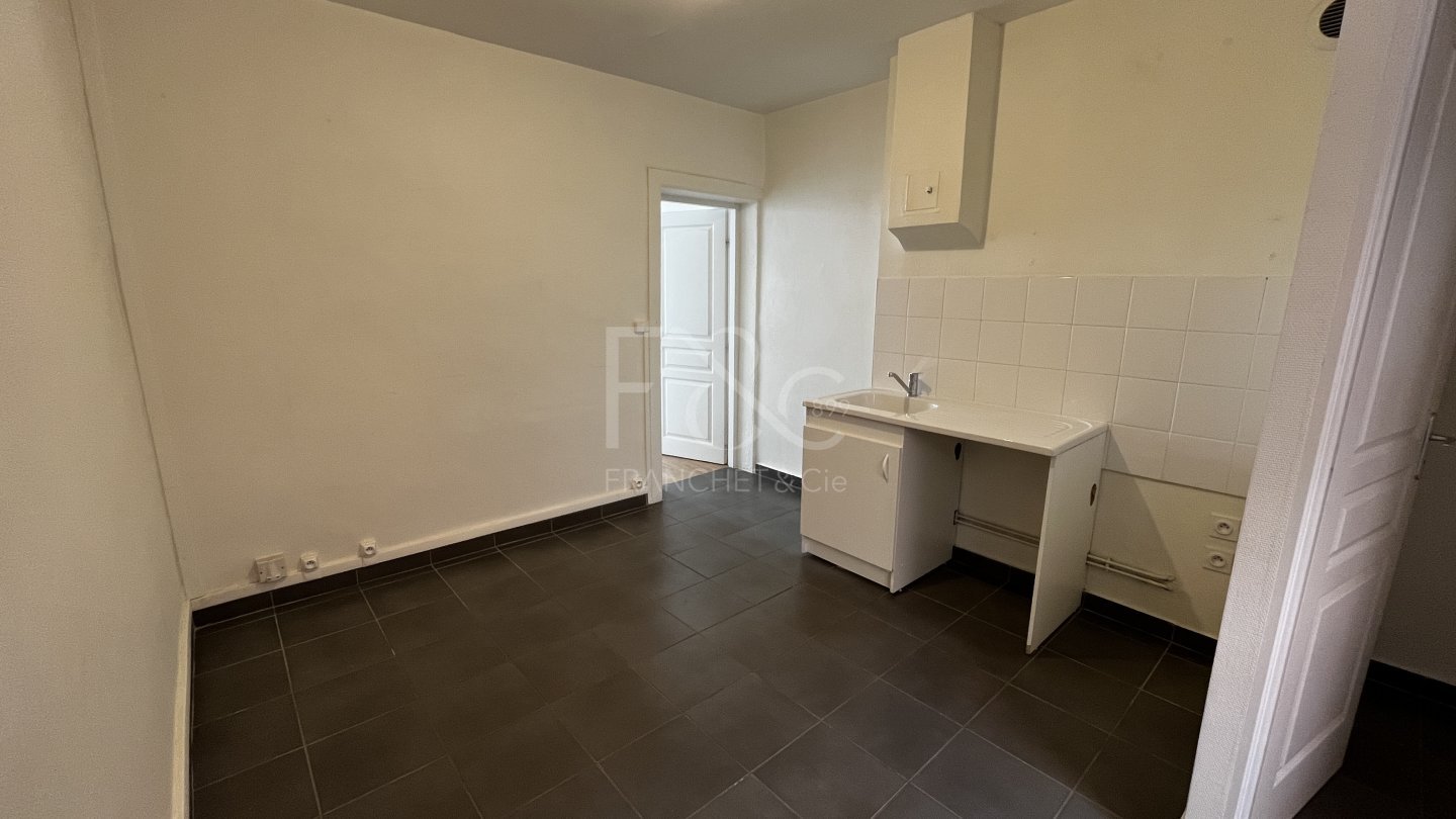 APPARTEMENT T2 A LOUER - LYON 2EME ARRONDISSEMENT Bellecour - 78.89 m2 - 1 169 &euro; charges comprises par mois