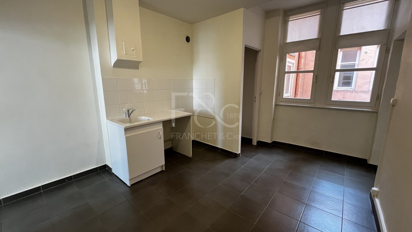 APPARTEMENT T2 A LOUER - LYON 2EME ARRONDISSEMENT Bellecour - 78.89 m2 - 1 169 &euro; charges comprises par mois