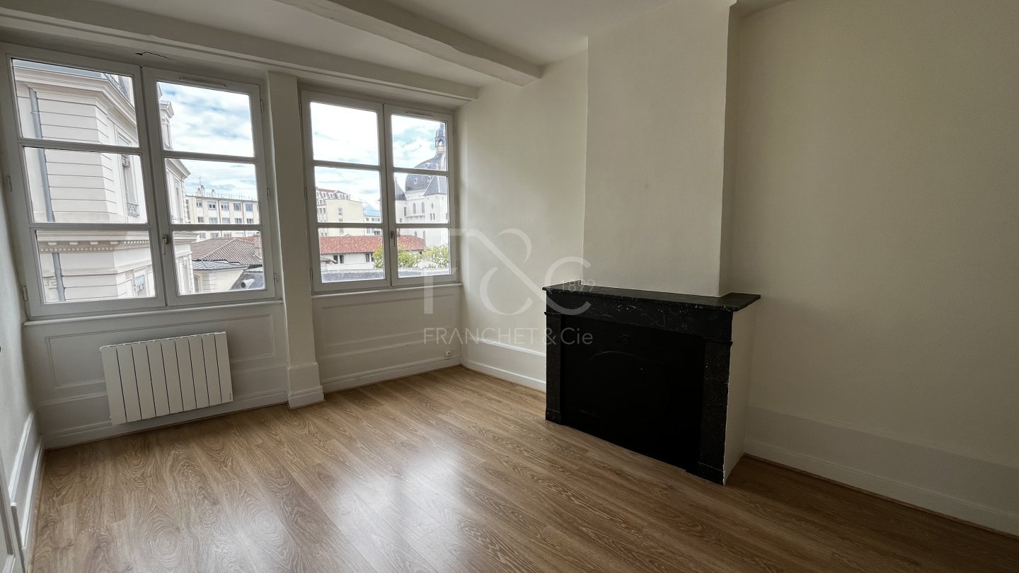APPARTEMENT T2 A LOUER - LYON 2EME ARRONDISSEMENT Bellecour - 78.89 m2 - 1 169 &euro; charges comprises par mois