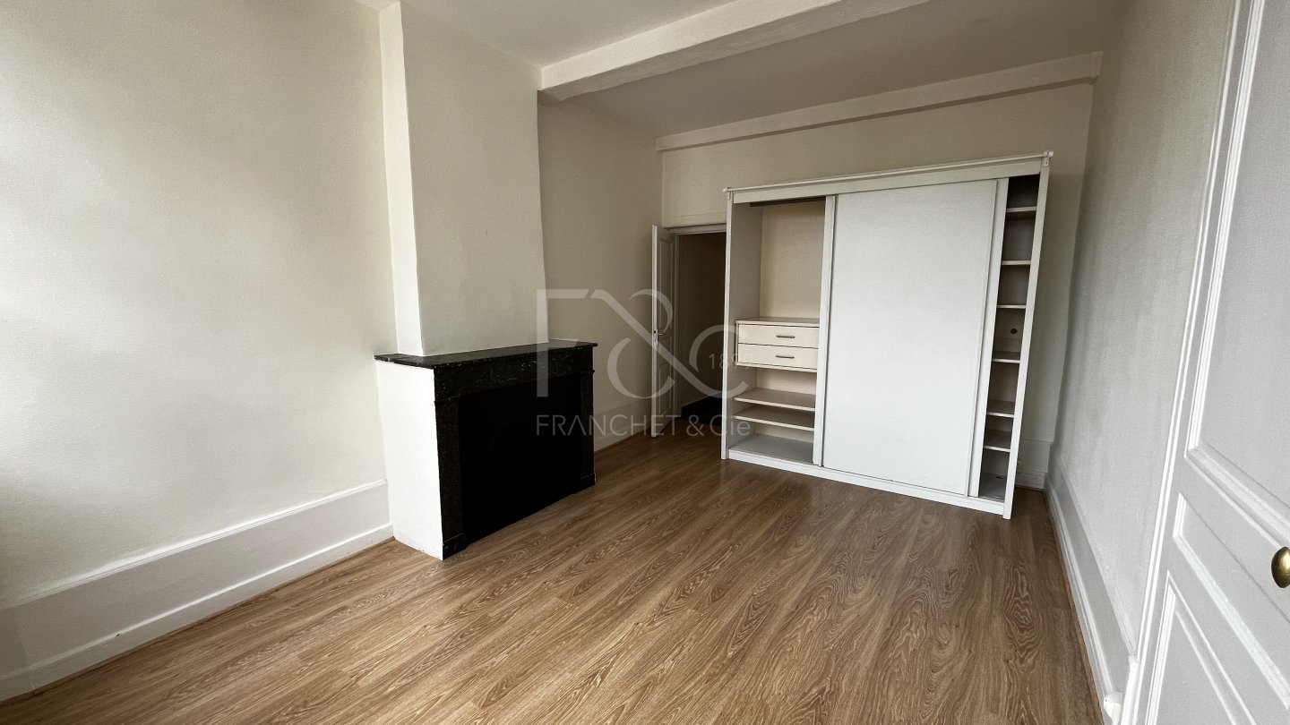 APPARTEMENT T2 A LOUER - LYON 2EME ARRONDISSEMENT Bellecour - 78.89 m2 - 1 169 &euro; charges comprises par mois
