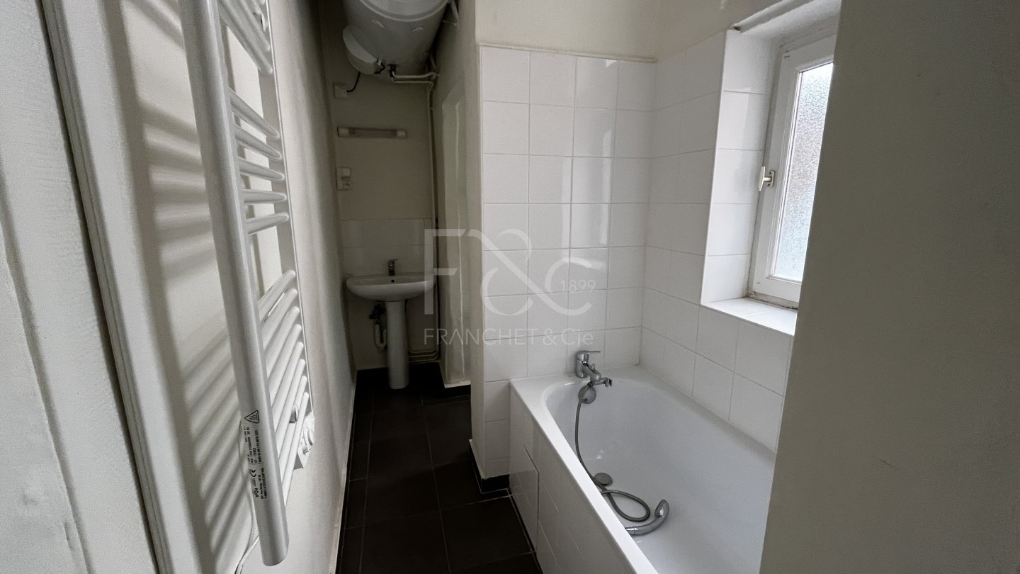 APPARTEMENT T2 A LOUER - LYON 2EME ARRONDISSEMENT Bellecour - 78.89 m2 - 1 169 &euro; charges comprises par mois