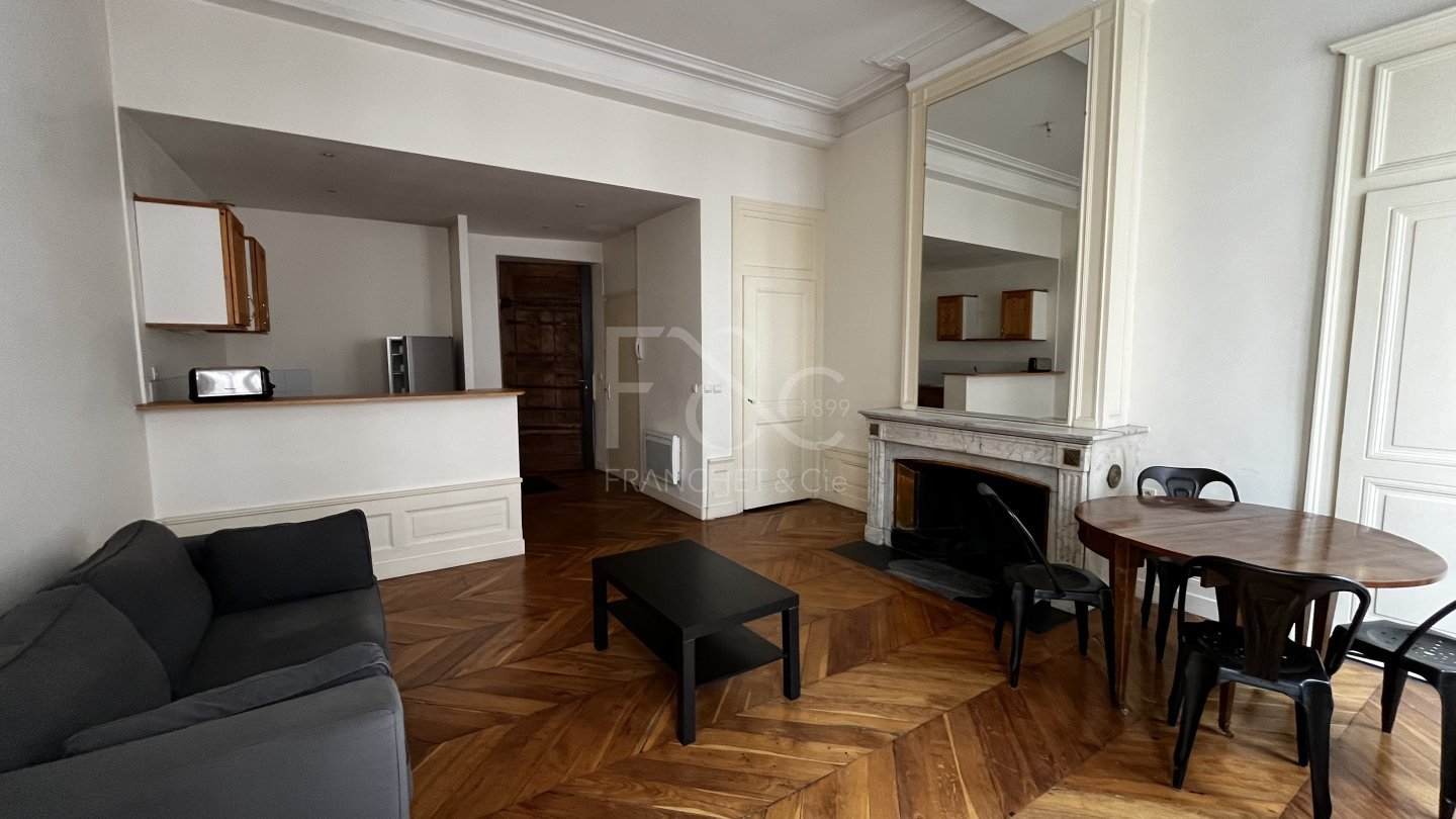 APPARTEMENT T2 A LOUER - LYON 2EME ARRONDISSEMENT - 55.59 m2 - 1 135 &euro; charges comprises par mois