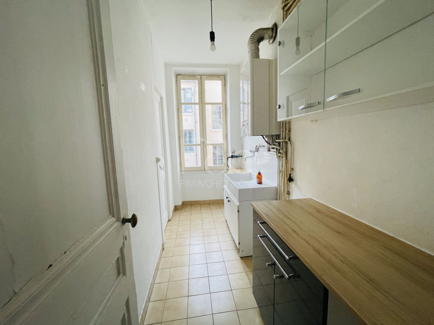 APPARTEMENT T2 A LOUER - LYON 2EME ARRONDISSEMENT - 54.57 m2 - 869 &euro; charges comprises par mois