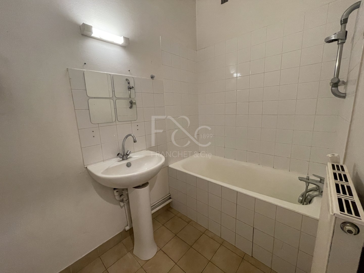 APPARTEMENT T2 A LOUER - LYON 2EME ARRONDISSEMENT - 54.57 m2 - 869 &euro; charges comprises par mois