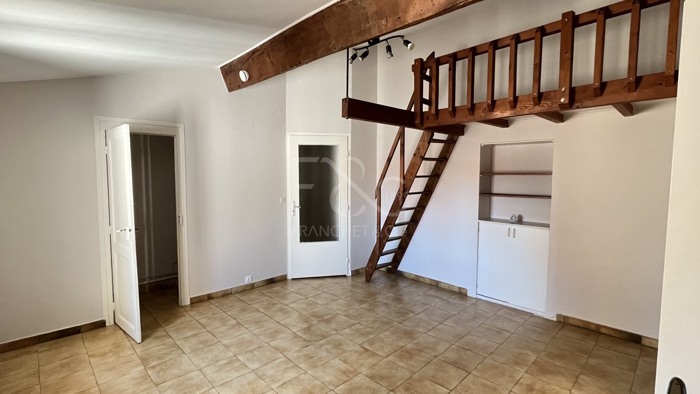 APPARTEMENT T2 A LOUER - LYON 2EME ARRONDISSEMENT - 44.58 m2 - 808 &euro; charges comprises par mois
