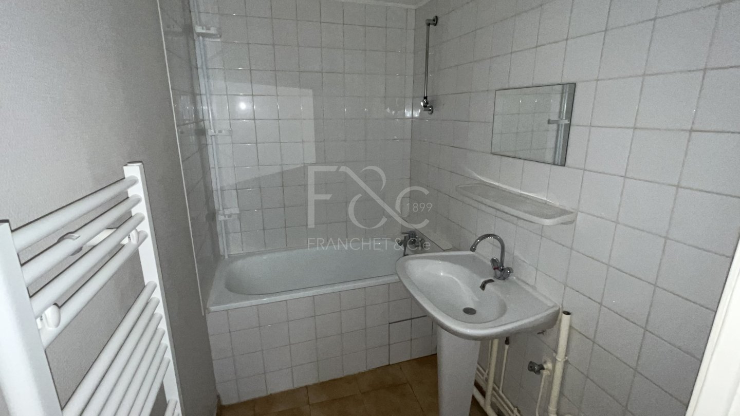 APPARTEMENT T2 A LOUER - LYON 2EME ARRONDISSEMENT - 44.58 m2 - 808 &euro; charges comprises par mois