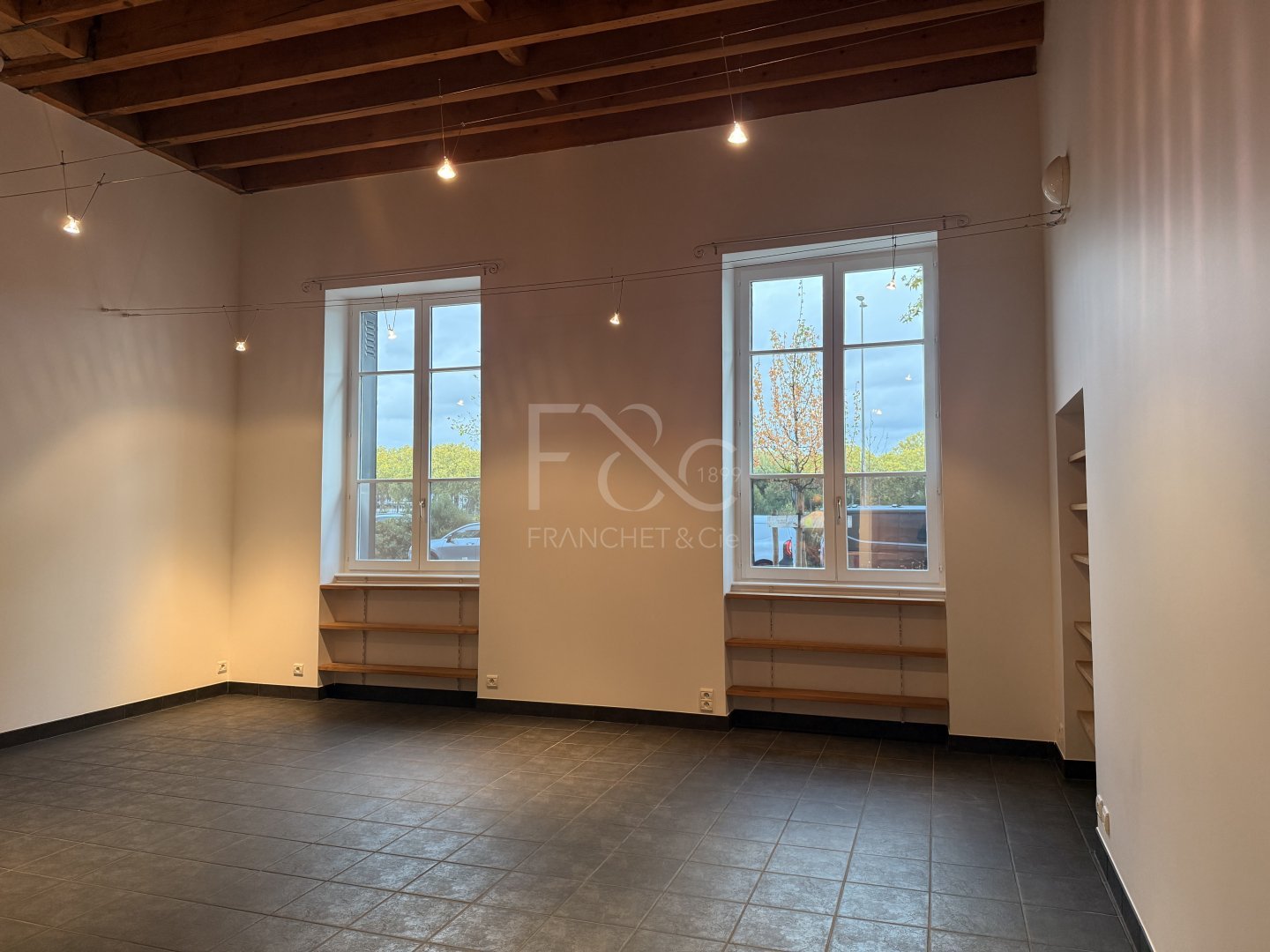 APPARTEMENT T2 A LOUER - LYON 2EME ARRONDISSEMENT - 102.36 m2 - 1 385 &euro; charges comprises par mois