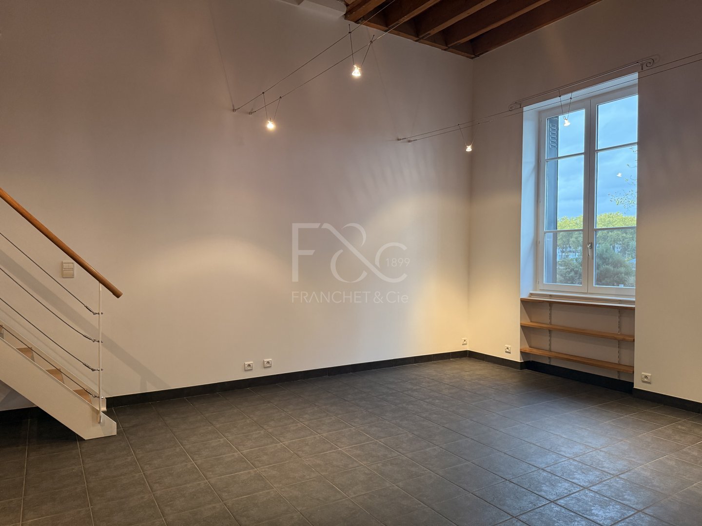 APPARTEMENT T2 A LOUER - LYON 2EME ARRONDISSEMENT - 102.36 m2 - 1 385 &euro; charges comprises par mois