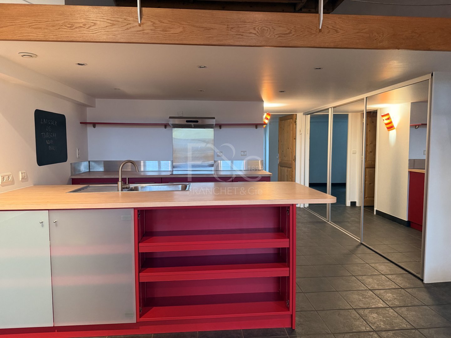 APPARTEMENT T2 A LOUER - LYON 2EME ARRONDISSEMENT - 102.36 m2 - 1 385 &euro; charges comprises par mois