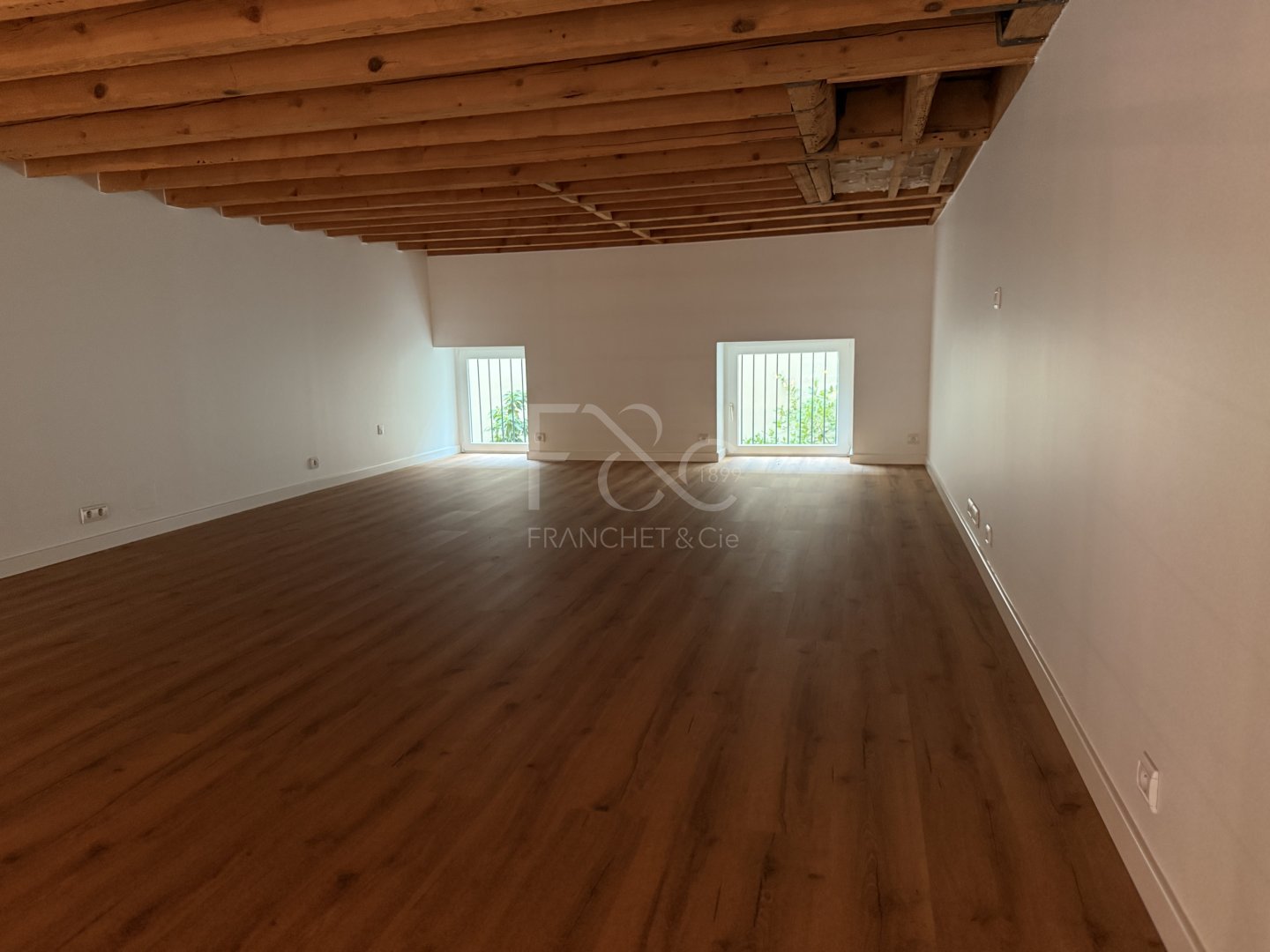 APPARTEMENT T2 A LOUER - LYON 2EME ARRONDISSEMENT - 102.36 m2 - 1 385 &euro; charges comprises par mois
