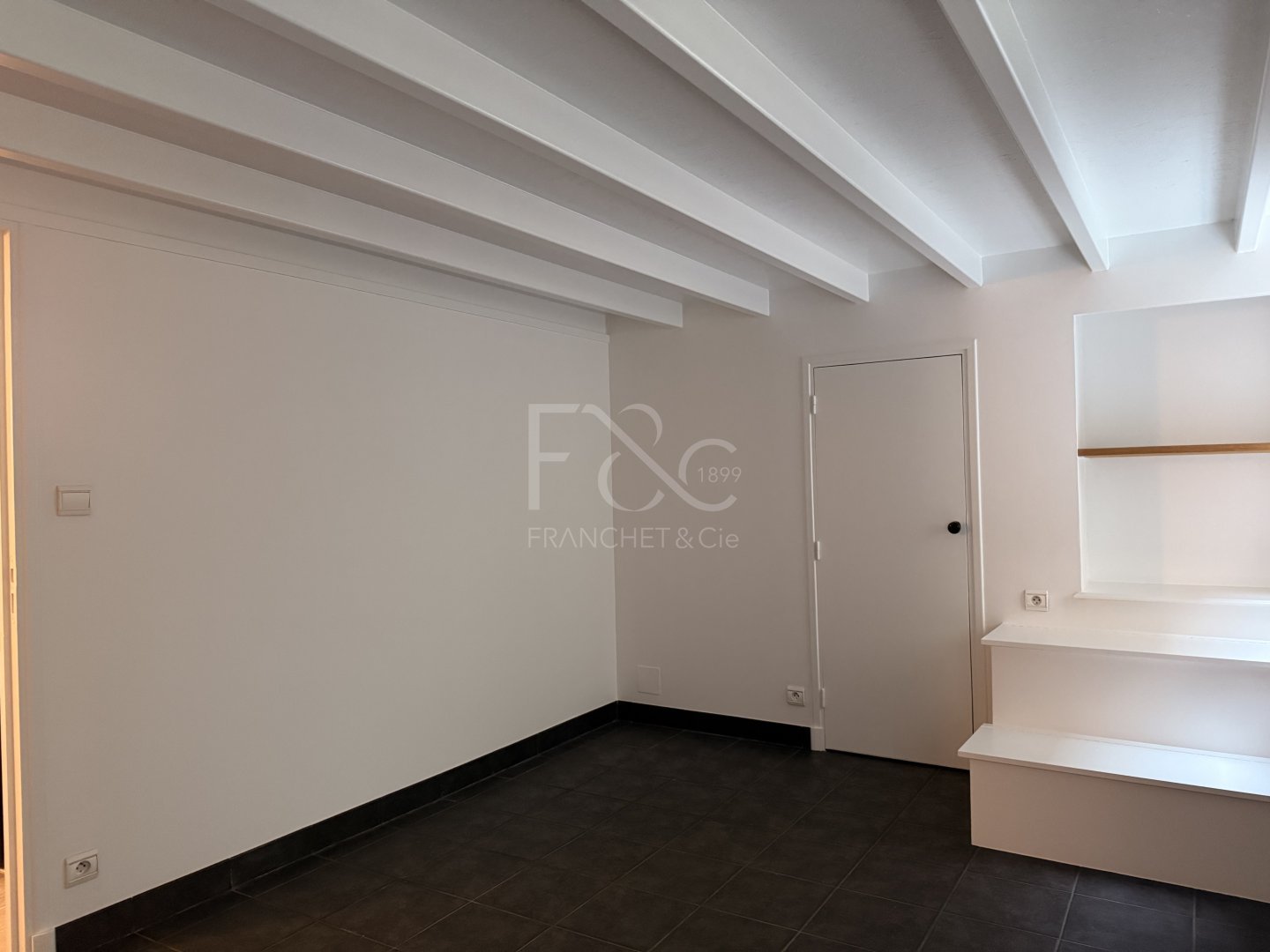 APPARTEMENT T2 A LOUER - LYON 2EME ARRONDISSEMENT - 102.36 m2 - 1 385 &euro; charges comprises par mois