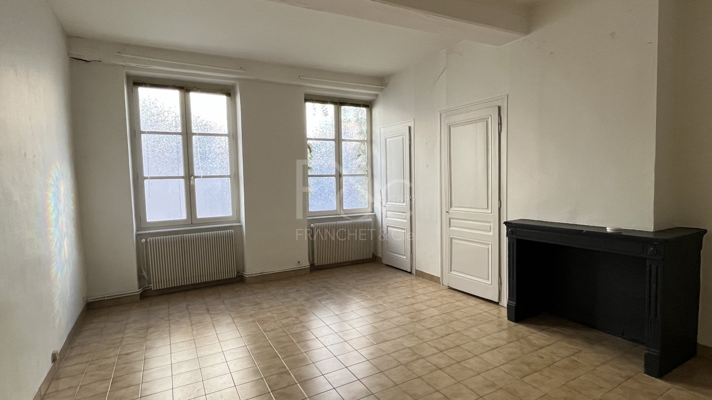 APPARTEMENT T2 A LOUER - LYON 2EME ARRONDISSEMENT - 82.03 m2 - 1 050 &euro; charges comprises par mois
