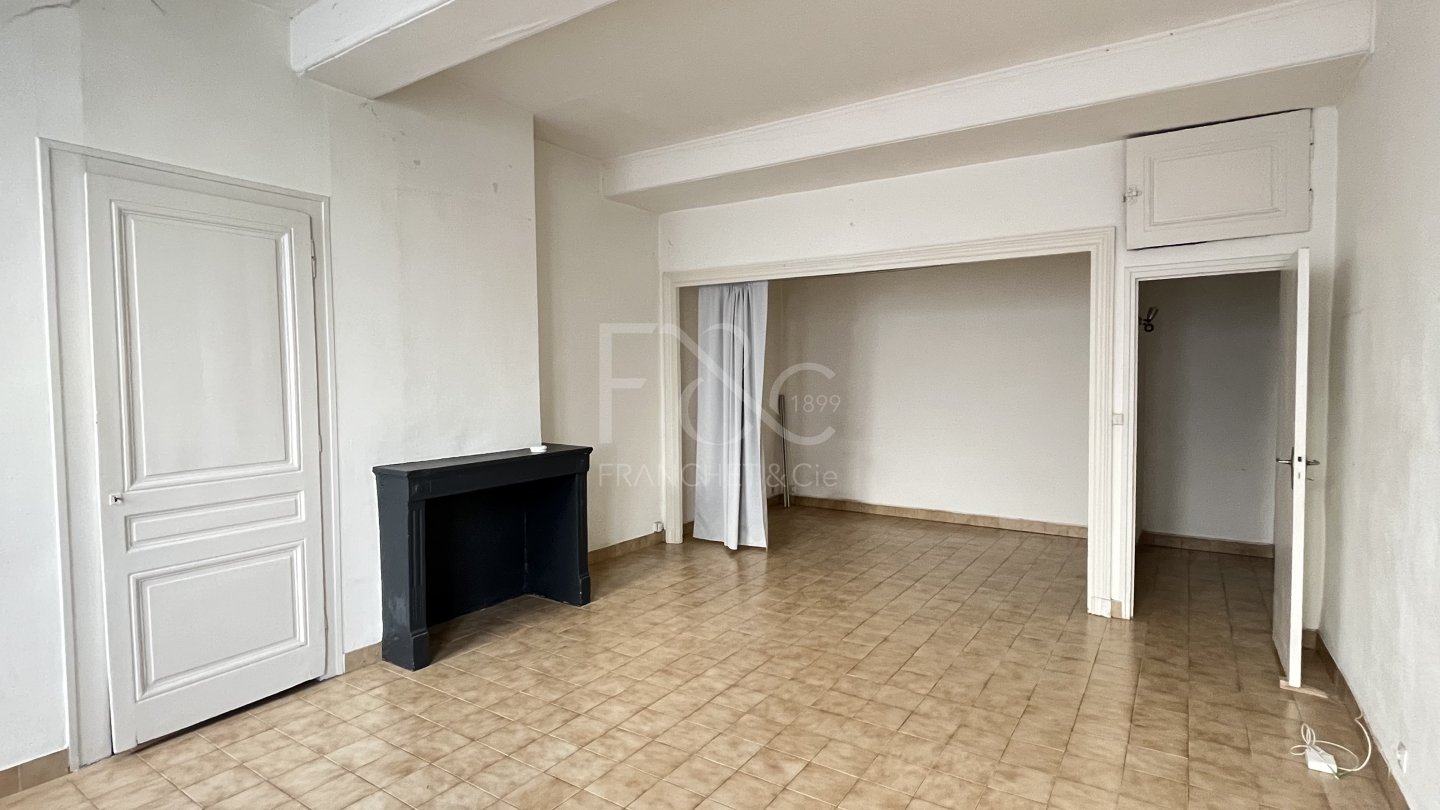 APPARTEMENT T2 A LOUER - LYON 2EME ARRONDISSEMENT - 82.03 m2 - 1 050 &euro; charges comprises par mois