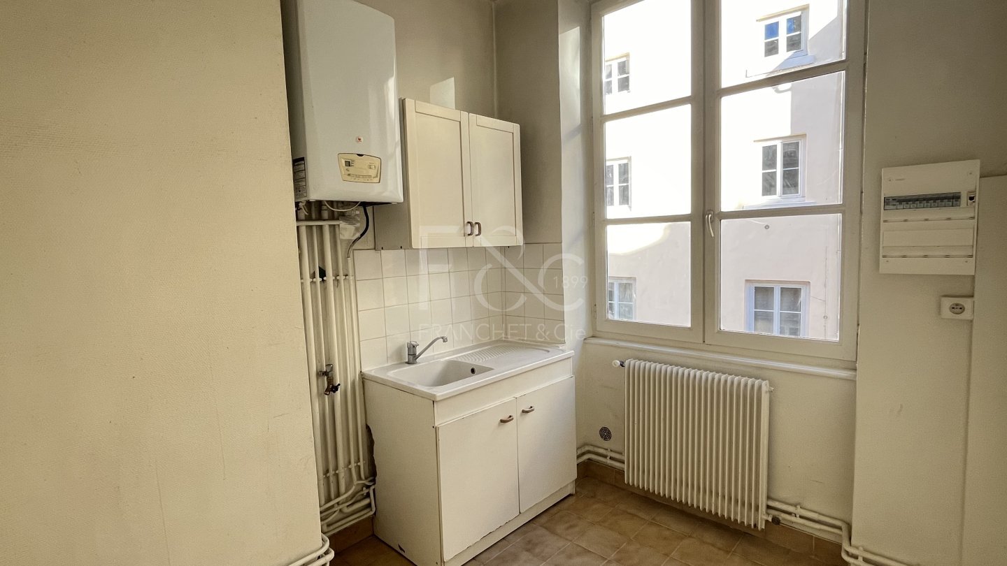 APPARTEMENT T2 A LOUER - LYON 2EME ARRONDISSEMENT - 82.03 m2 - 1 050 &euro; charges comprises par mois