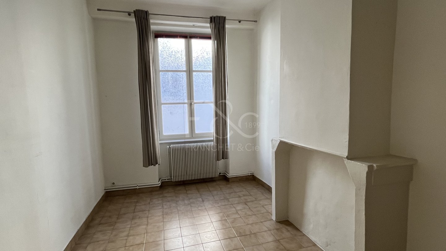 APPARTEMENT T2 A LOUER - LYON 2EME ARRONDISSEMENT - 82.03 m2 - 1 050 &euro; charges comprises par mois
