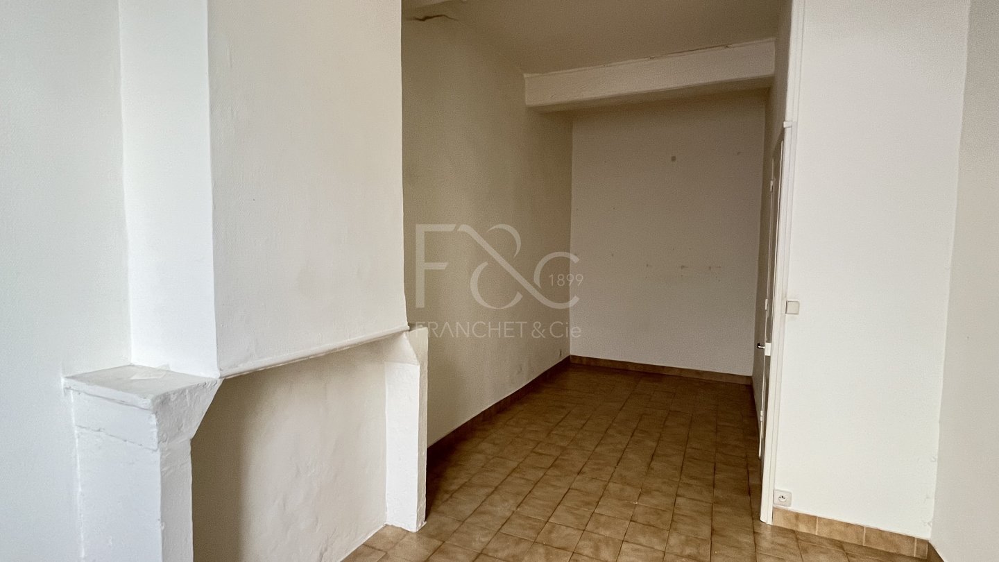 APPARTEMENT T2 A LOUER - LYON 2EME ARRONDISSEMENT - 82.03 m2 - 1 050 &euro; charges comprises par mois