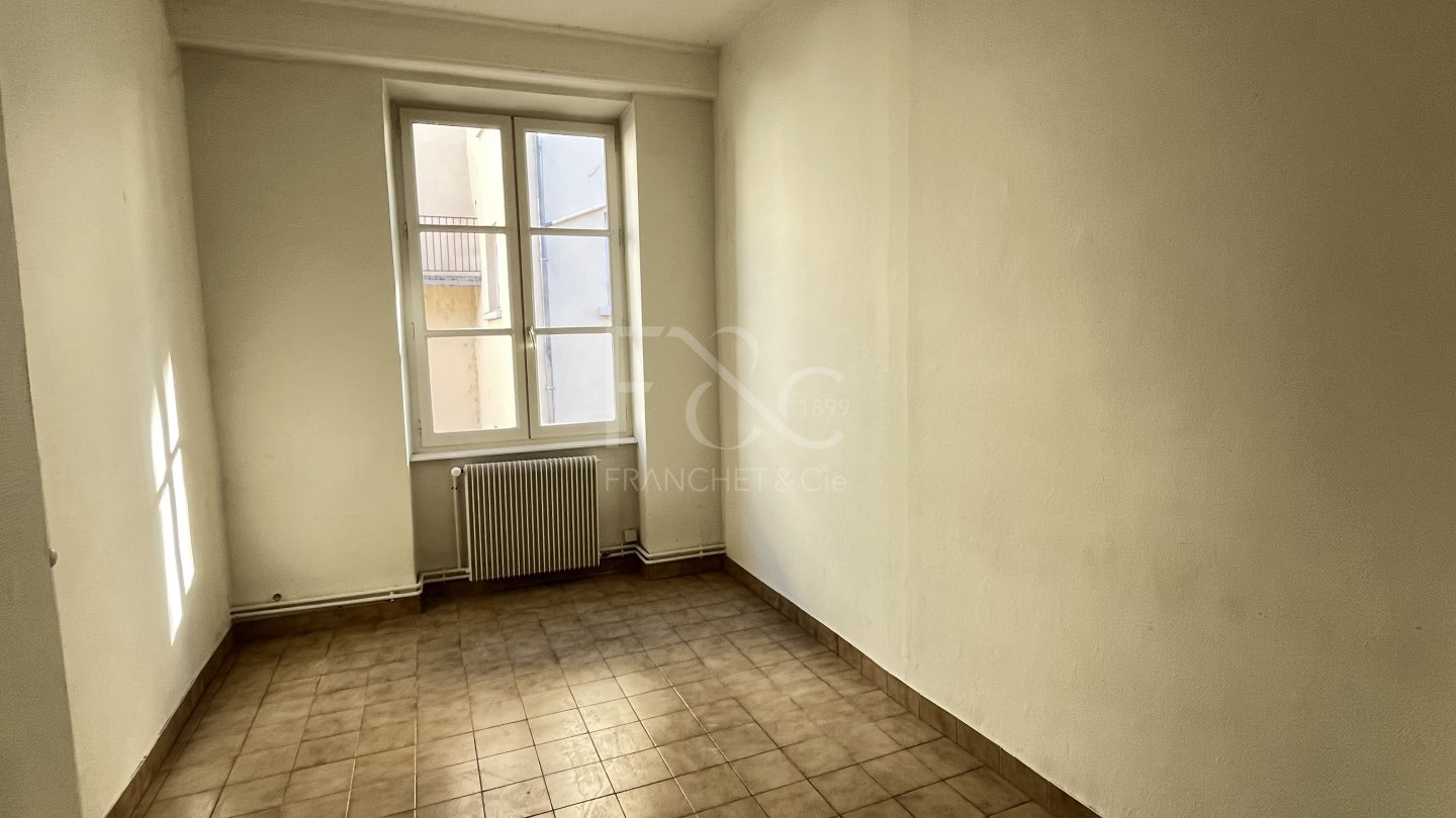 APPARTEMENT T2 A LOUER - LYON 2EME ARRONDISSEMENT - 82.03 m2 - 1 050 &euro; charges comprises par mois