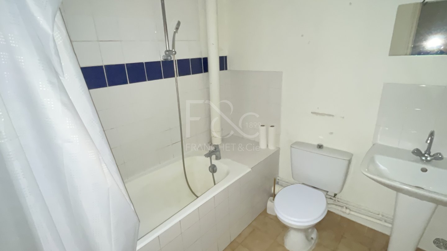 APPARTEMENT T2 A LOUER - LYON 2EME ARRONDISSEMENT - 82.03 m2 - 1 050 &euro; charges comprises par mois