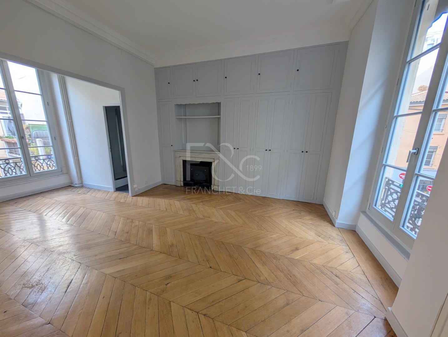 APPARTEMENT T2 A LOUER - LYON 2EME ARRONDISSEMENT - 49.79 m2 - 925�&euro; charges comprises par mois