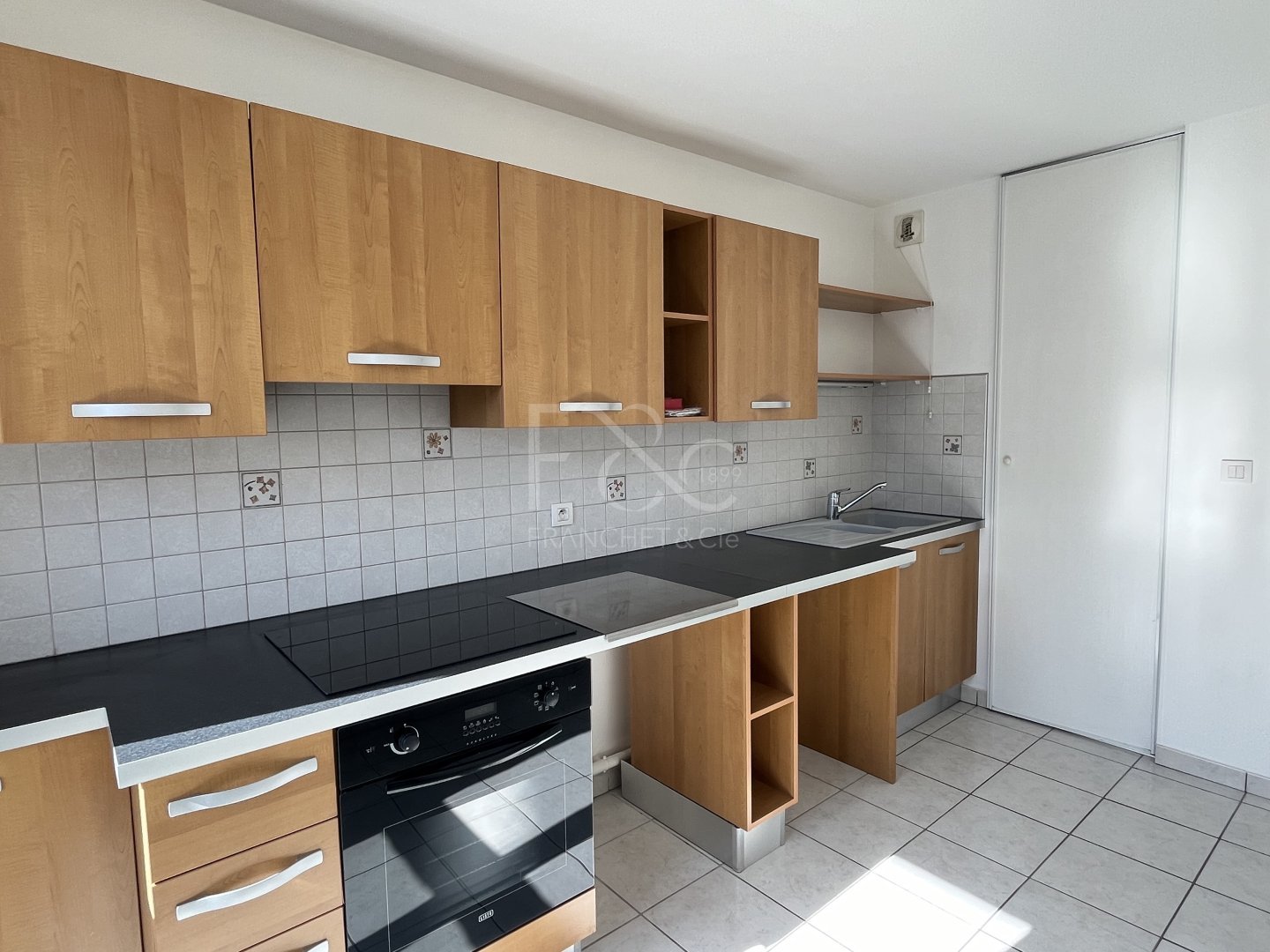 APPARTEMENT T2 A LOUER - LYON 3EME ARRONDISSEMENT - 53.24 m2 - 924 &euro; charges comprises par mois