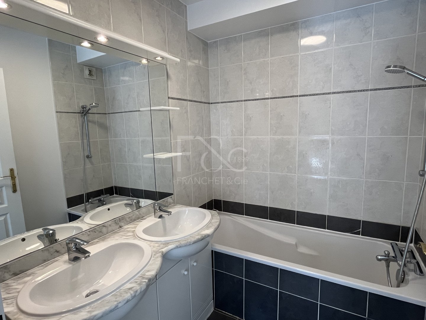 APPARTEMENT T2 A LOUER - LYON 3EME ARRONDISSEMENT - 53.24 m2 - 924 &euro; charges comprises par mois