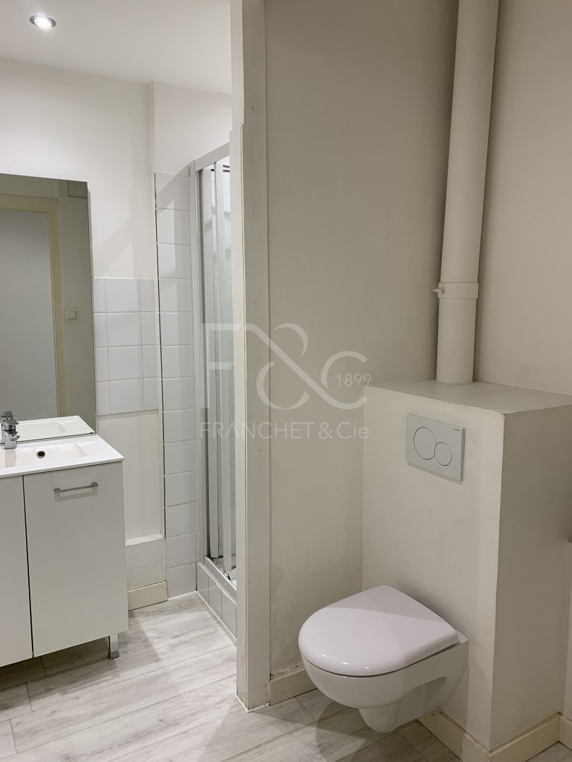 APPARTEMENT T2 A LOUER - LYON 3EME ARRONDISSEMENT - 42.32 m2 - 681 &euro; charges comprises par mois