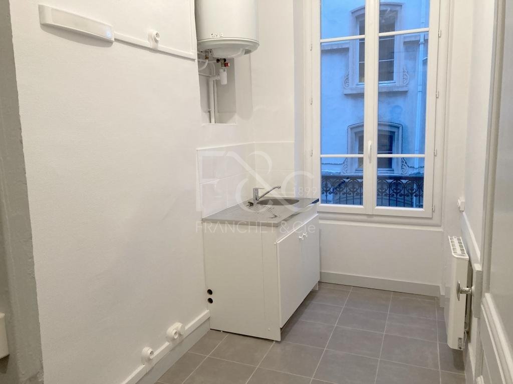 APPARTEMENT T2 A LOUER - LYON 6EME ARRONDISSEMENT - 45.37 m2 - 819 &euro; charges comprises par mois