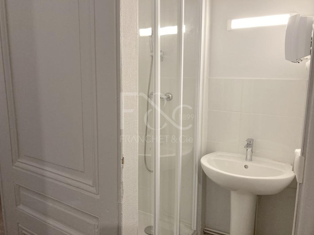 APPARTEMENT T2 A LOUER - LYON 6EME ARRONDISSEMENT - 45.37 m2 - 819 &euro; charges comprises par mois